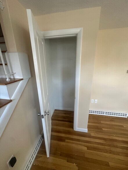 Building Photo - 341 Stevens St