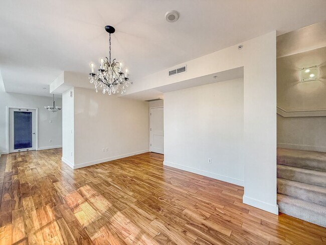 Building Photo - Stunning 2B+Den/2BA Condo in Downtown San ...