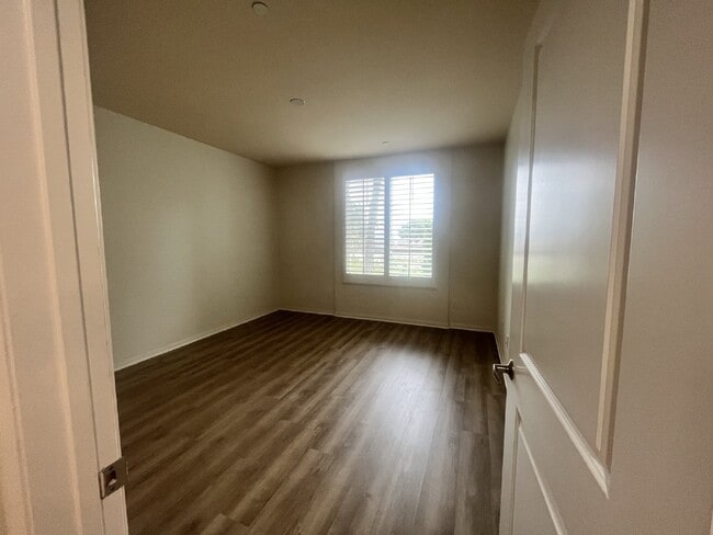 Building Photo - "Coastal Living Awaits: Spacious 2BR Condo...