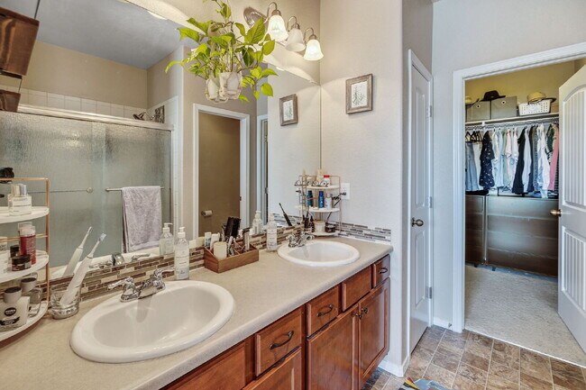 Building Photo - This 3 bed 2.5 bath townhome offers a perf...