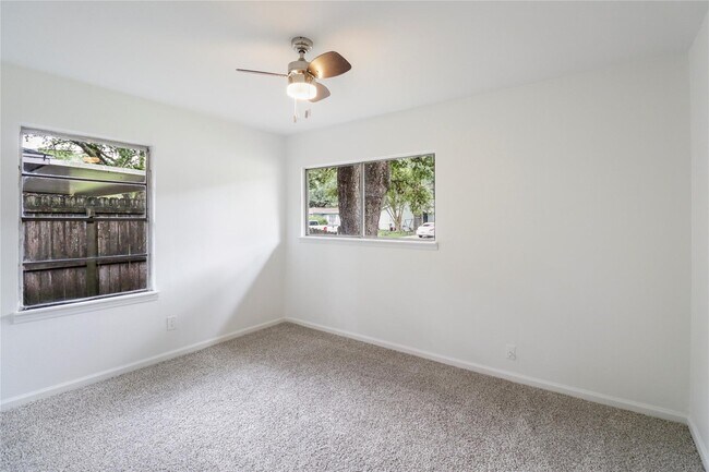 Building Photo - 527 Gardenia St