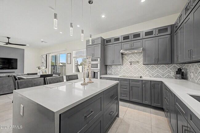 Building Photo - 1344 E Polk St