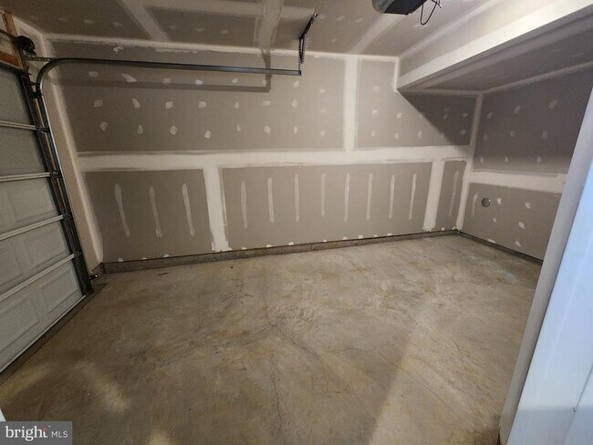 Building Photo - 500 Husky Trl