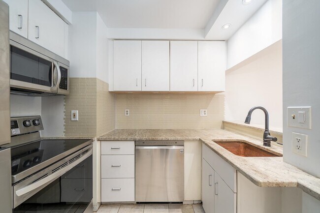 Building Photo - 463 1st St