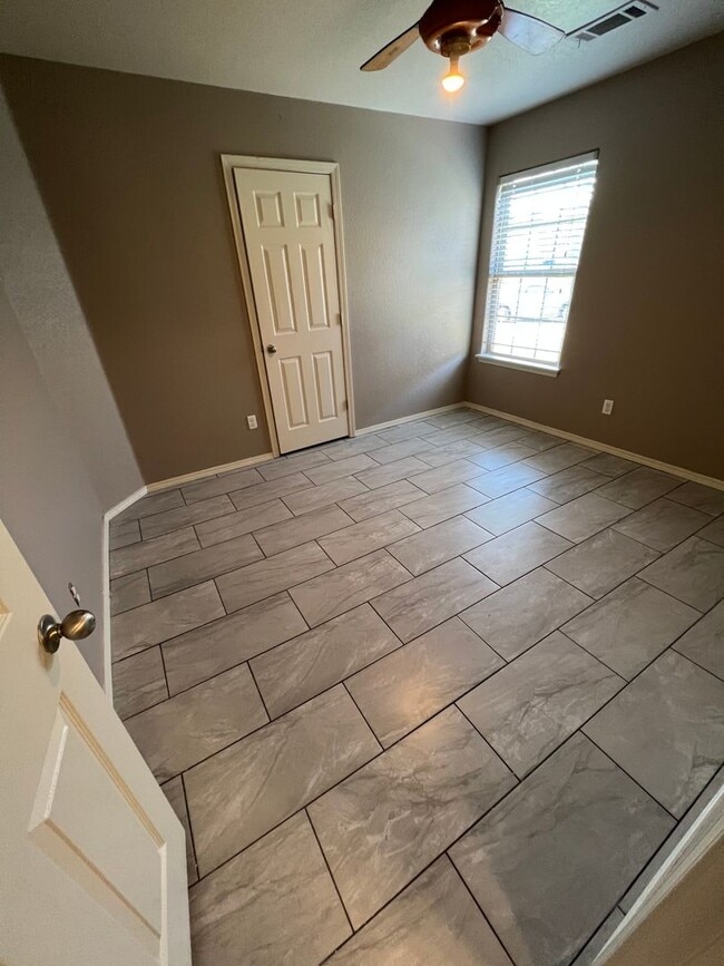 Building Photo - Very nice 4 bed 2 bath home