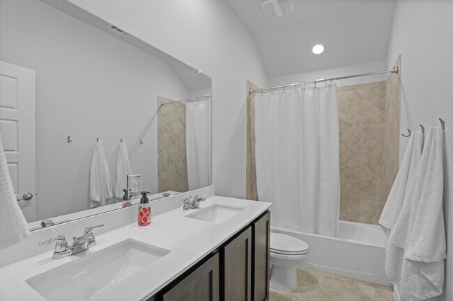 Shared bathroom - 2638 Azales Run Dr