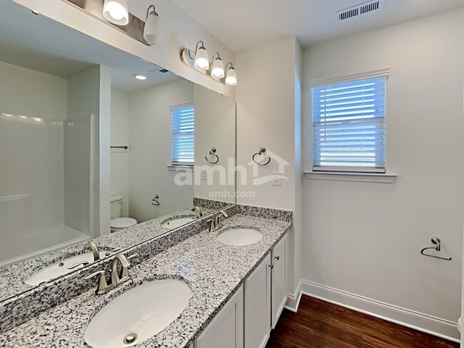 Building Photo - 1349 Pk Pl S