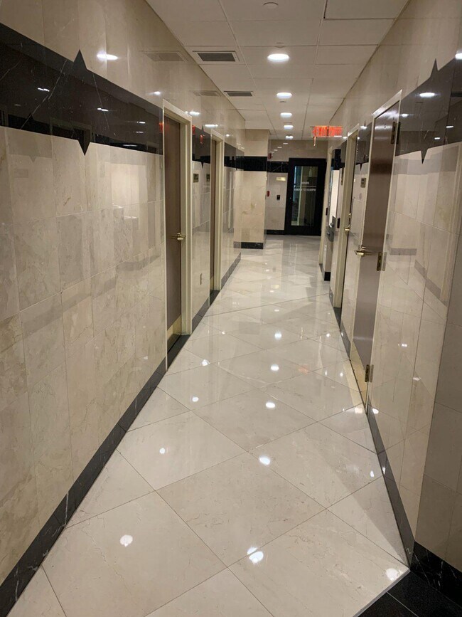 Building Photo - 901 N Monroe St