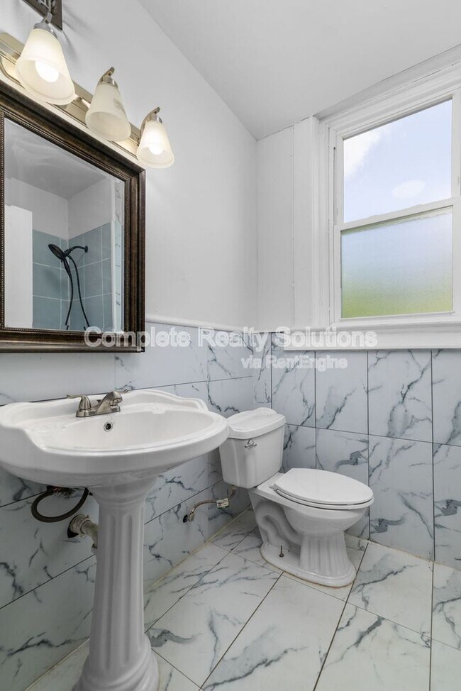 Building Photo - 5866 Etzel Ave