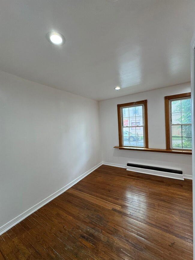 Building Photo - 131 W Sandford Blvd