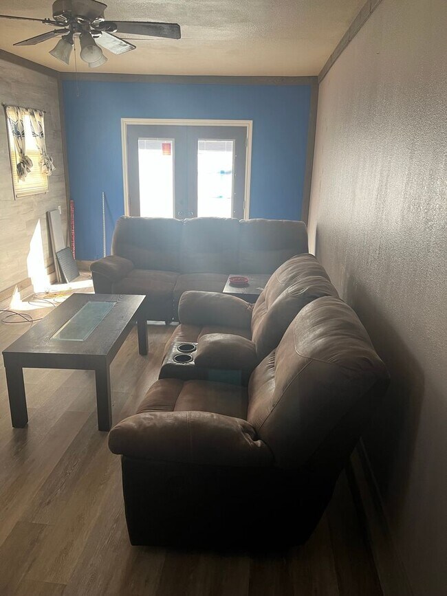 Building Photo - 3 bedroom 1.5 bathroom! HOUSING ACCEPTED!