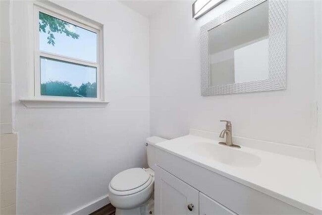 Building Photo - 5535 Pine Pl