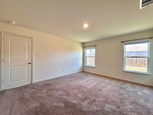 Building Photo - Comfortable 3 Bed / 2 Bath Home with Washer & Dryer and 2-Car Garage