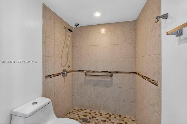Building Photo - 908 Twin Lakes Dr