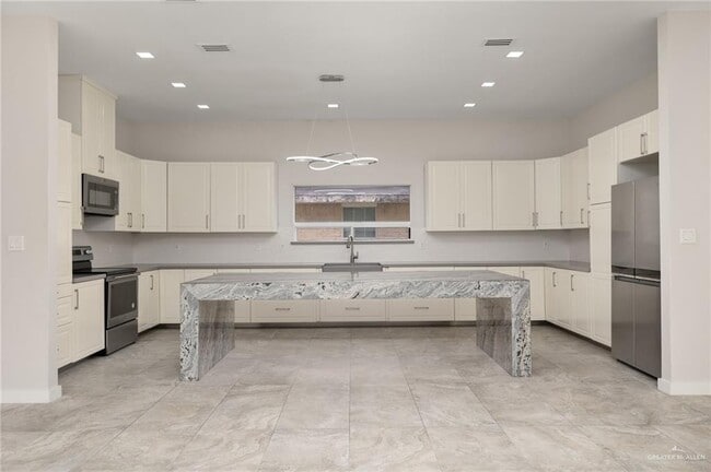 Building Photo - 2041 Lake View Dr