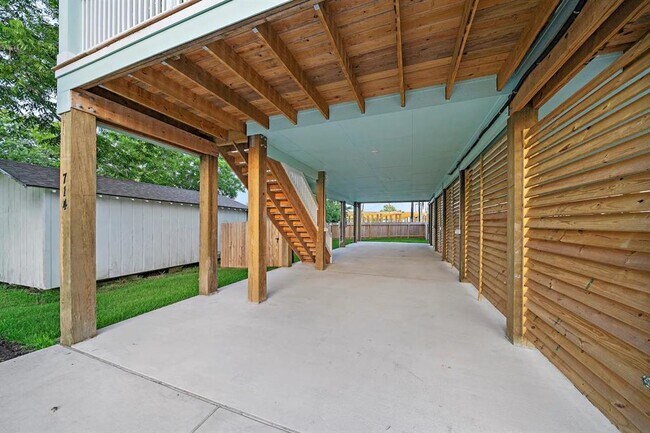 Building Photo - 714 Lee St