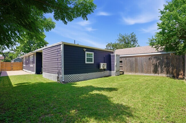 Building Photo - 5315 Bell St