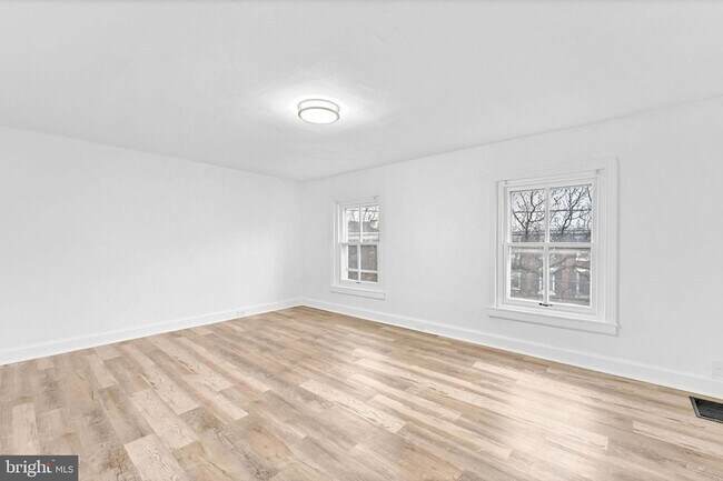 Building Photo - 28 W Airy St