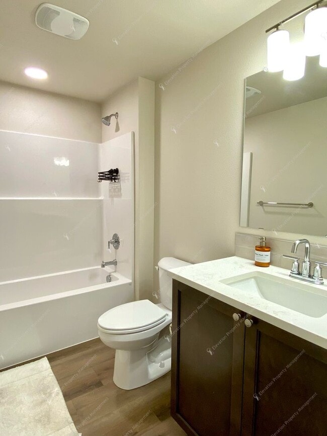Building Photo - Modern Comfort in Northwest Redmond