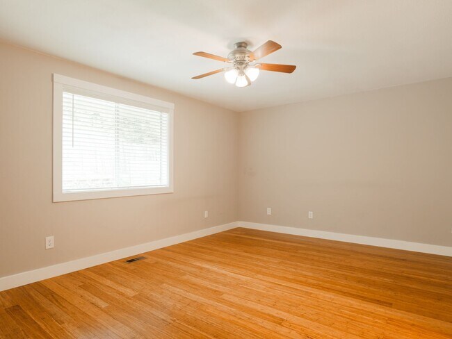 Building Photo - 3 Bed - 1.5 Bath Home in Des Moines WA