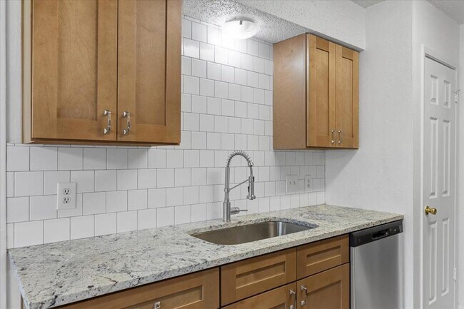 Building Photo - 6300 London Dr