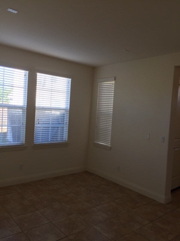 Building Photo - Manteca 4 Bedroom 1/2 bath 2 Car Garage ta...