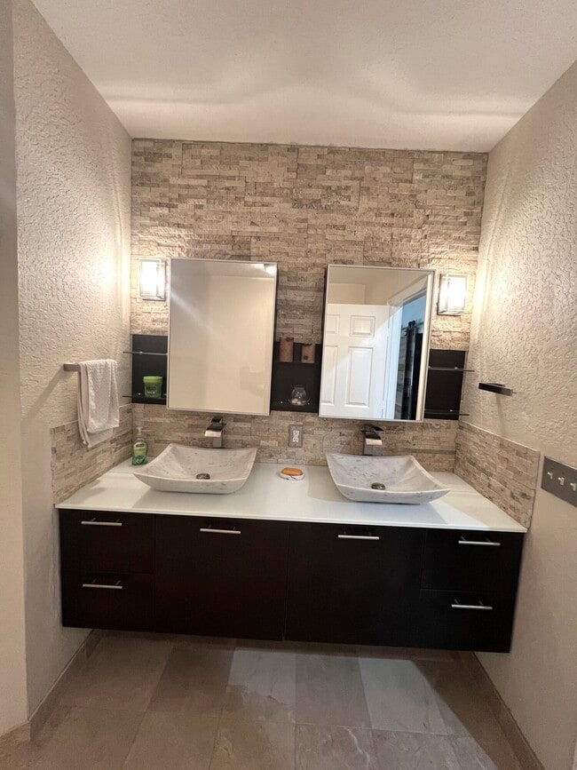 Building Photo - 1640 Presidential Way