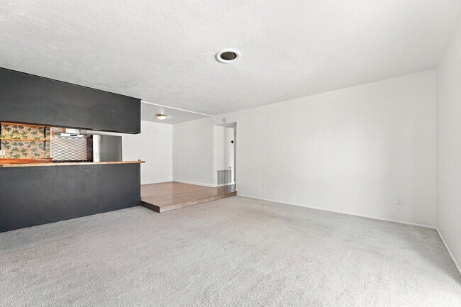 Building Photo - 6285 Edgewood Way