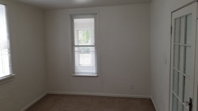 Building Photo - 826 W Elsie St