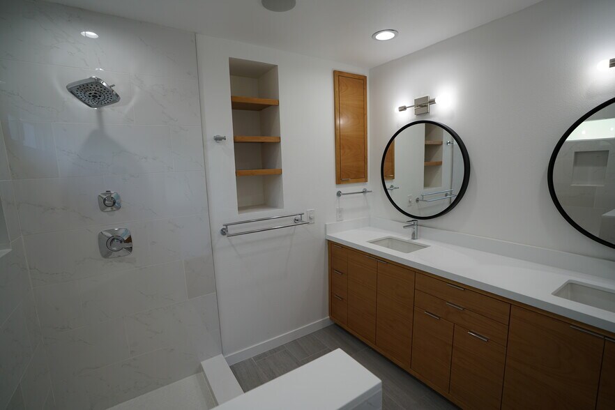 Building Photo - 4466 Sherman Oaks Cir