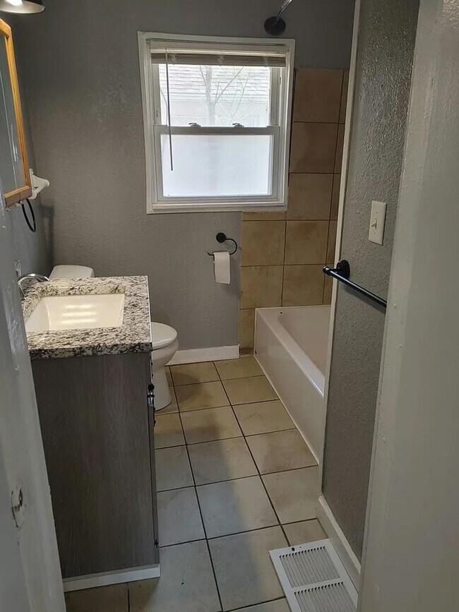Building Photo - 2 Bedroom in Kansas City, MO near the Plaza!!