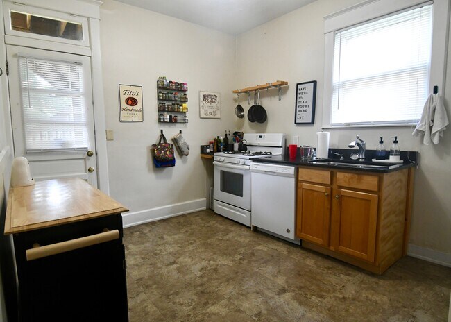 Kitchen - 2027 Baringer Ave