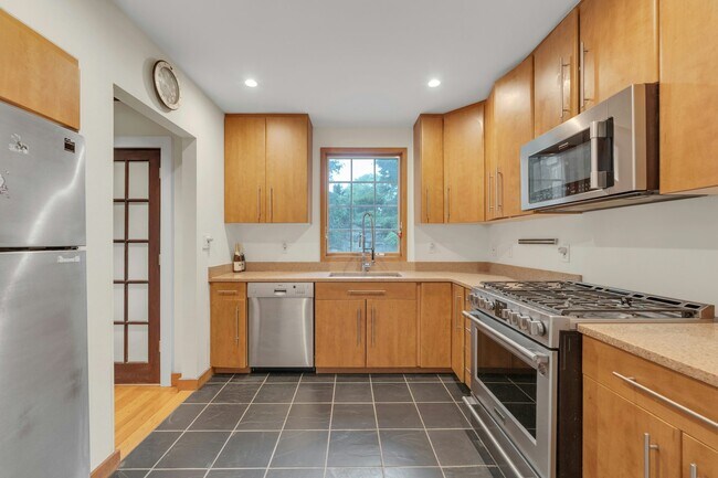 Building Photo - 278 Maple St