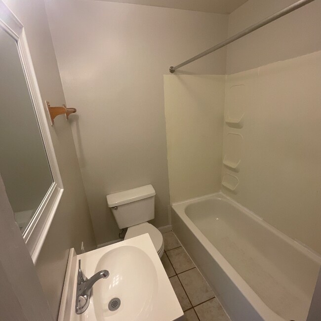 Building Photo - 416 E Hillside Dr