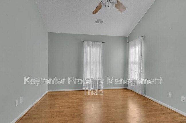 Building Photo - 3391 Valley Crossing Dr