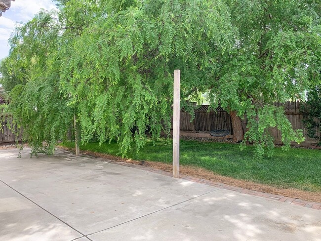 Building Photo - 4 Bedroom Home in Hollister