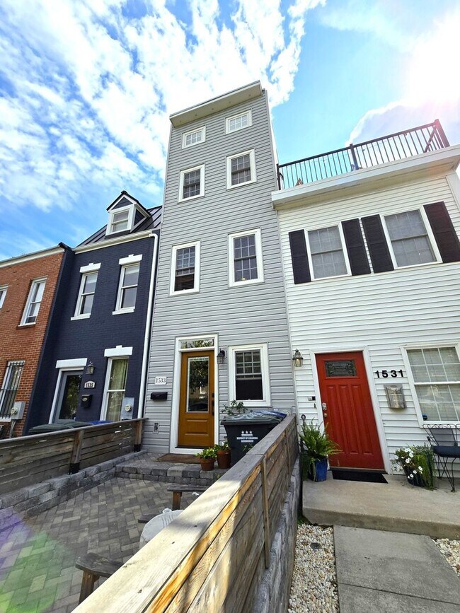 Building Photo - Spiffy 3 Bedroom, 2 Full Bathroom Rowhome just steps from Lincoln Park!!