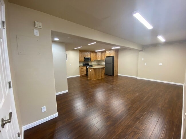 Building Photo - *utilities included* Three bedroom apartme...