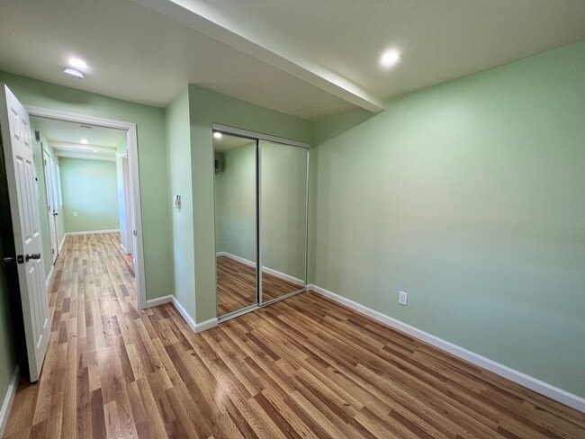 Building Photo - Beautifully remodled 2 bedroom cottage wit...