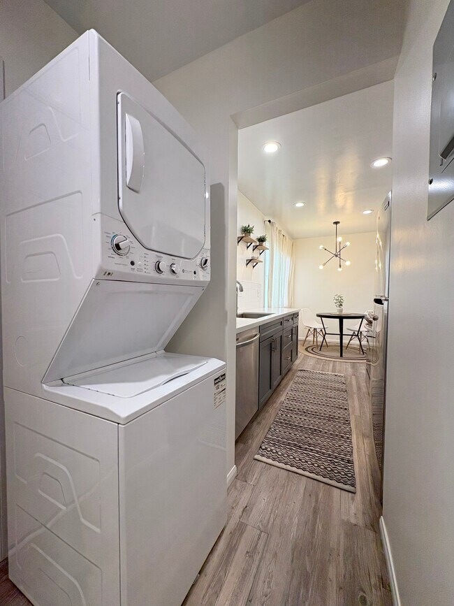 Building Photo - 813 W Beach Ave