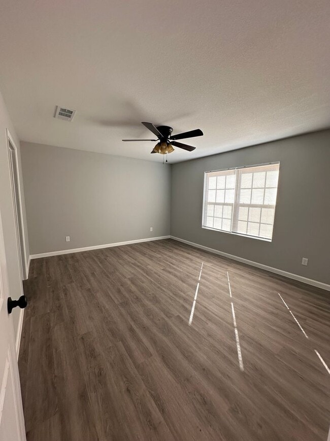 Building Photo - 3 Bed 2 Bath Brick House - Fenced in Backyard