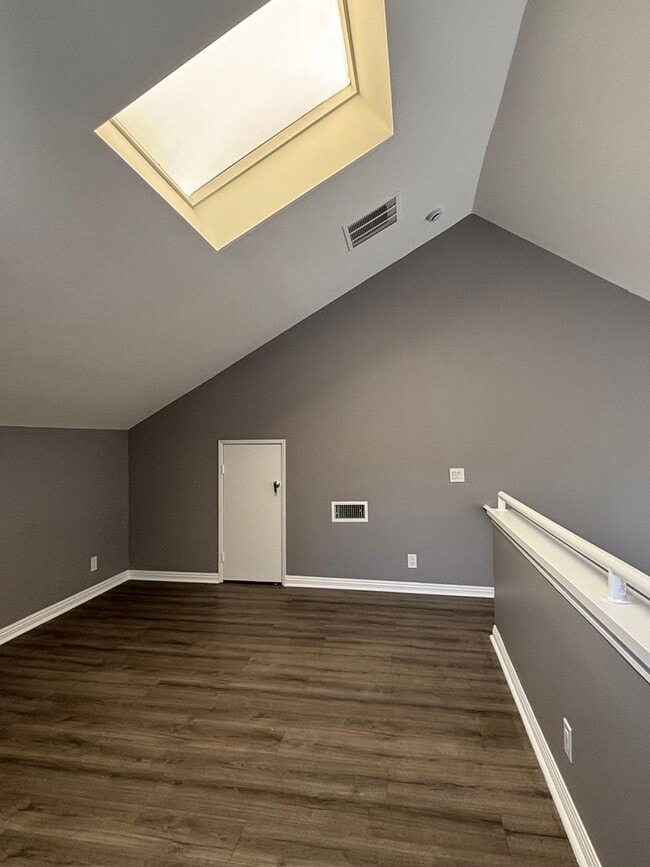 Building Photo - Two Masters Plus Loft Updated Condo in Long Beach