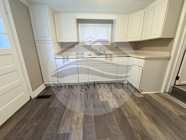 Building Photo - Country Living, Close to Everything, Madis...