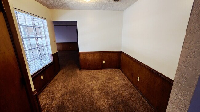 Building Photo - Centrally Located/ Convenient to Major Tho...