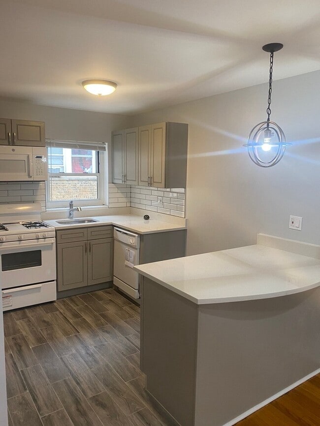 Building Photo - 7361 N Ridge Blvd