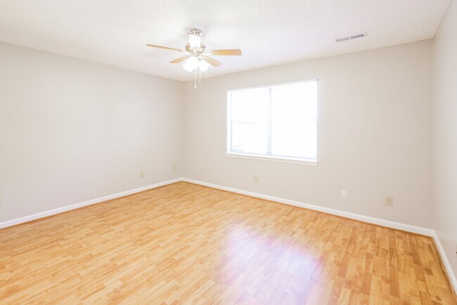 Building Photo - Inviting and Spacious 3 Bedroom Home in Summerville