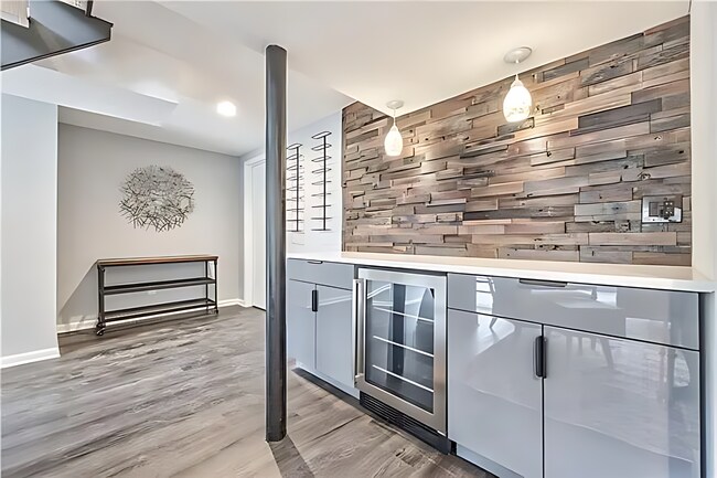 Building Photo - Wonderful Furnished Modern Home in Overlan...