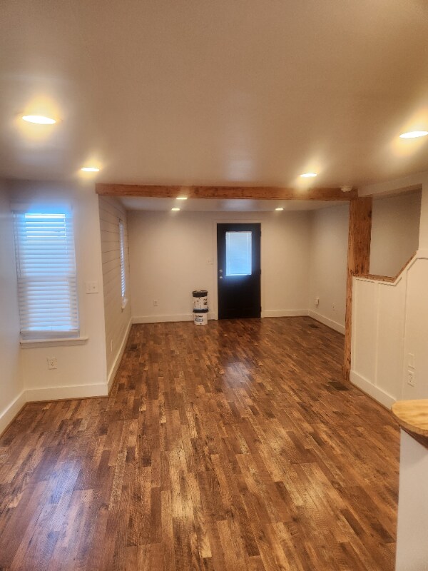 Building Photo - 948 W Main St