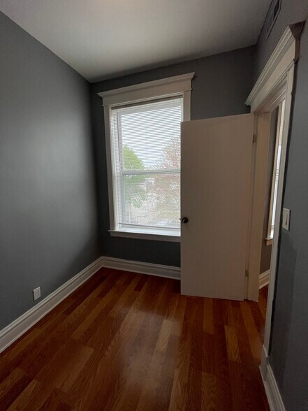 Building Photo - 2532 S Albany Ave