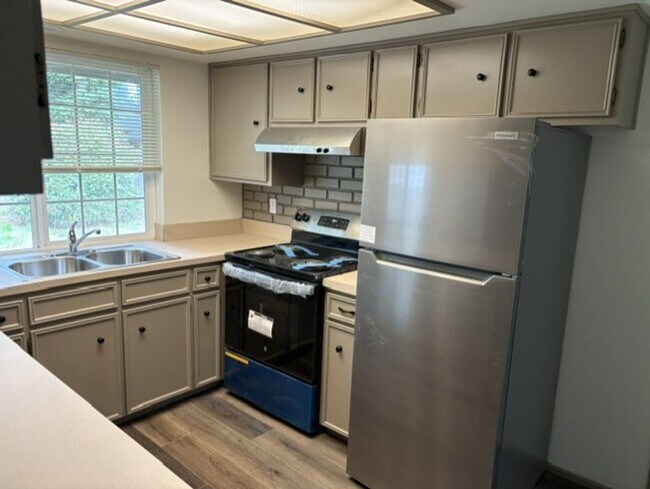 Building Photo - Newly remodeled Thurston  Home